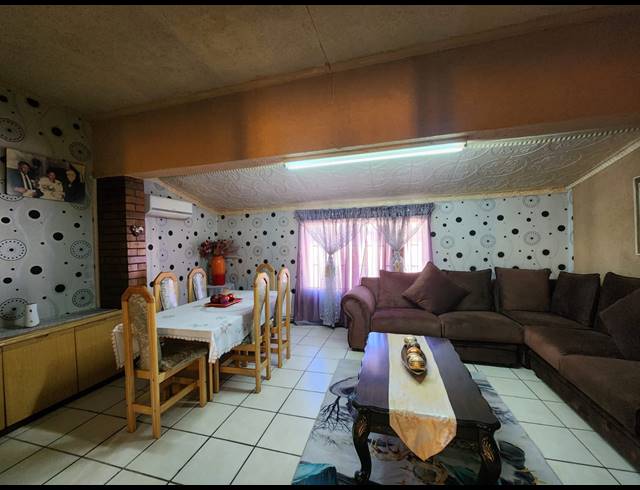 4 BEDROOM HOUSE FOR SALE IN VEREENIGING CENTRAL